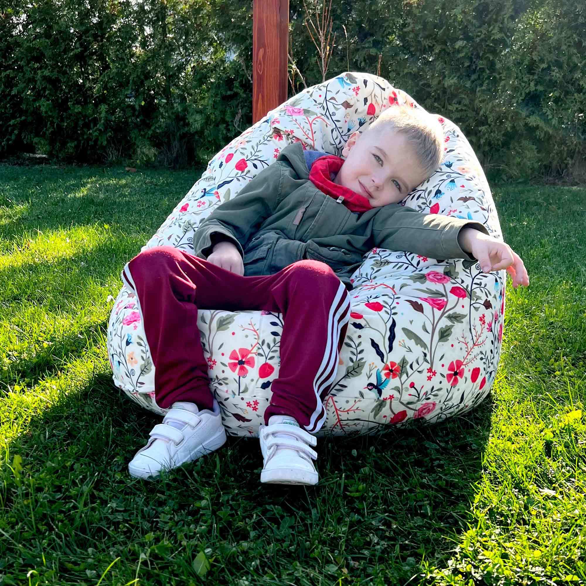 Puf Pearshape Lúka s drobnými bielymi kvetmi-M-Zamat